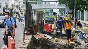 Harap Bersabar, Perbaikan Trotoar Medan Merdeka Timur Terus Dikebut