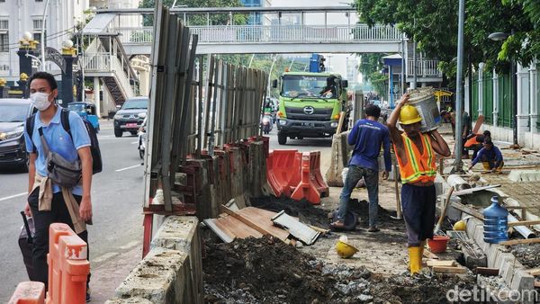Harap Bersabar, Perbaikan Trotoar Medan Merdeka Timur Terus Dikebut