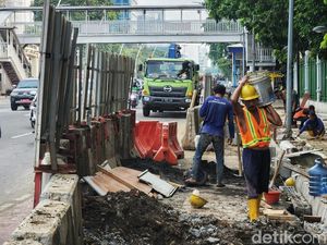 Harap Bersabar, Perbaikan Trotoar Medan Merdeka Timur Terus Dikebut