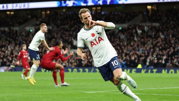 LONDON, ENGLAND - NOVEMBER 06: Harry Kane of Tottenham Hotspur celebrates after scoring their team's first goal during the Premier League match between Tottenham Hotspur and Liverpool FC at Tottenham Hotspur Stadium on November 06, 2022 in London, England. (Photo by Catherine Ivill/Getty Images)