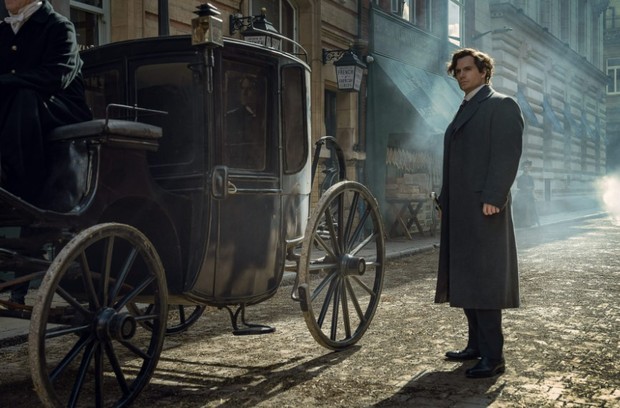 Henry Cavill sebagai Sherlock Holmes / foto: Netflix via IMDb.com Henry Cavill sebagai Sherlock Holmes
