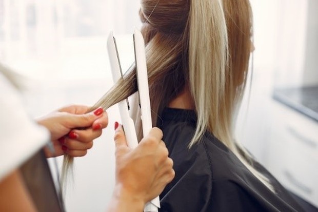 Penggunaan alat hair styling terlalu sering dapat merusak akar dan ujung rambut