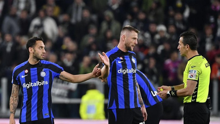 TURIN, ITALY, NOVEMBER 06:
Hakan Calhanoglu (L) and Milan Skriniar (C), of FC Internazionale, argue with referee Daniele Doveri (R) during the Italian Serie A football match between Juventus and FC Internazionale at the Allianz Stadium in Turin, Italy, on November 06, 2022. (Photo by Isabella Bonotto/Anadolu Agency via Getty Images)