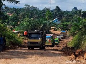 Jalan di Riau Rusak Parah, Mobil Tumbang-Anak Sekolah Tersungkur