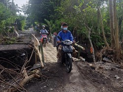 Jalan Jebol, Warga Jungutan Karangasem Bangun Jembatan Darurat