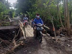 Jalan Jebol, Warga Jungutan Karangasem Bangun Jembatan Darurat Jalan Jebol, Warga Jungutan Karangasem Bangun Jembatan Darurat