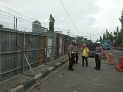 Tak Kunjung Dibongkar, Jembatan Plaosan Lamongan yang Ambles Dipagar Seng