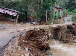 Hati-hati! Jembatan Utama Penghubung 2 Kecamatan Trenggalek Rusak Dampak Banjir