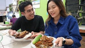 Kompaknya Jerome Polin dan Jessica Jane Mukbang Sate hingga Jajanan SD
