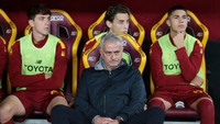 Saat duduk pun, wajah Jose Mourinho menandakan dirinya gelisah (Getty Images)