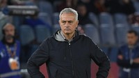 Pelatih AS Roma, Jose Mourinho terlihat kecut sepanjang laga (Getty Images)