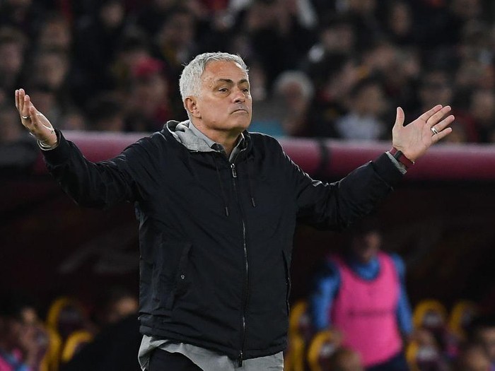 ROME, ITALY - NOVEMBER 06: José Mourinho head coach of AS Roma gestures during the Serie A match between AS Roma and SS Lazio at Stadio Olimpico on November 06, 2022 in Rome, Italy. (Photo by Silvia Lore/Getty Images)