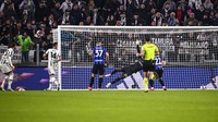 Kebuntuan di laga ini akhirnya pecah pada menit ke-52. Filip Kostic bergerak dari sisi kiri. Ia melepas umpan mendatar yang bisa disontek Adrien Rabiot menjadi gol. Fabio FerrariLaPresse via AP.
