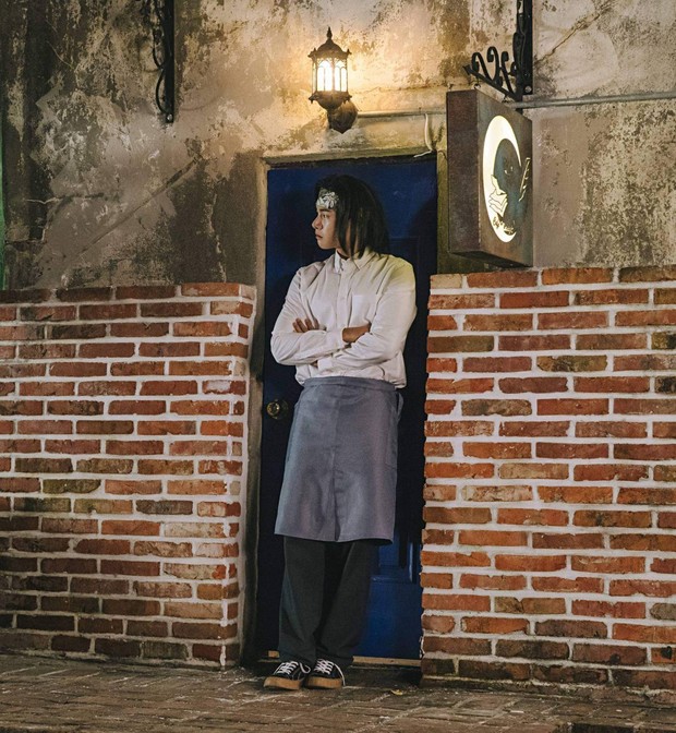 Karakter Ahn Tae Young muda di film Cafe Midnight/Foto: hancinema.net Lee Yi Kyung berperan sebagai Ahn Tae Young.