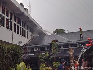 Kepanikan Wali Kota Bandung Saat Api Berkobar di Balai Kota Kepanikan Wali Kota Bandung Saat Api Berkobar di Balai Kota