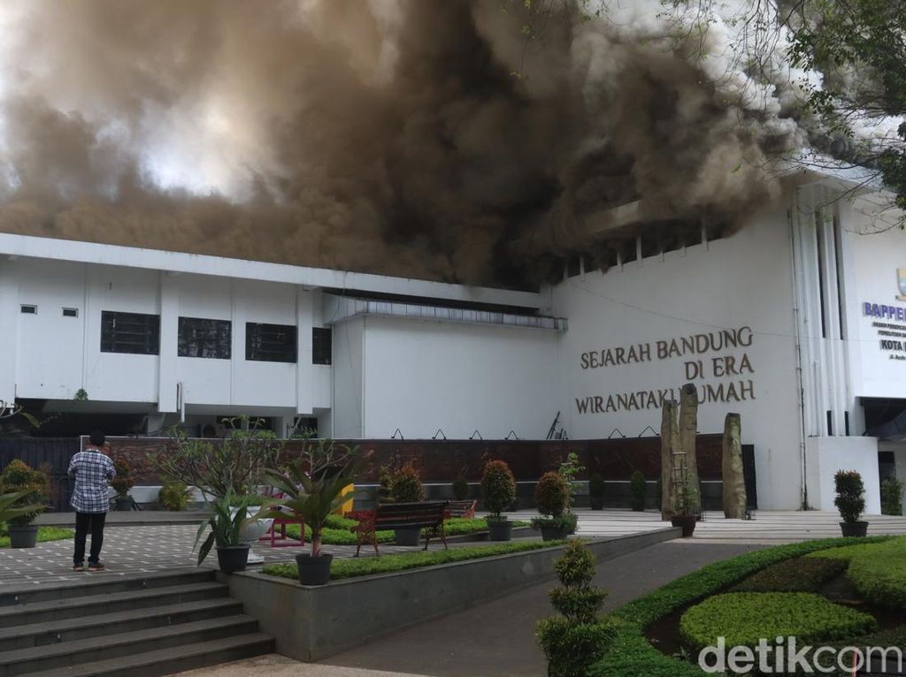 Sudah 2 Jam, Kebakaran di Balai Kota Bandung Belum Padam