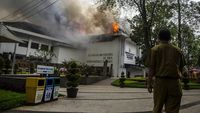 Penampakan Kobaran Api yang Lalap Balai Kota Bandung