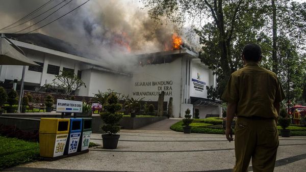 Penampakan Kobaran Api yang Lalap Balai Kota Bandung