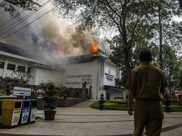 Penampakan Kobaran Api yang Lalap Balai Kota Bandung