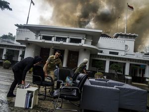Kebakaran di Balai Kota Bandung Sudah Dikendalikan, Kini Pendinginan Kebakaran di Balai Kota Bandung Sudah Dikendalikan, Kini Pendinginan