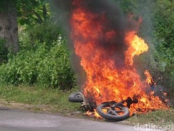 Motor Tiba-tiba Terbakar di Raya Mantup Lamongan, Pengendara Akan Tebus Obat
