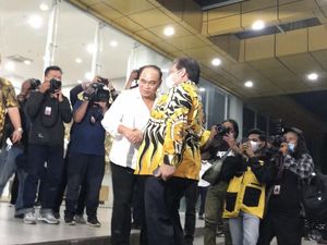 Tiba di Markas Golkar, Airlangga Gelar Pertemuan Tertutup dengan Relawan Jokowi