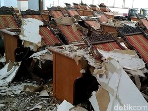 Potret Ruang DPRD Kabupaten Pekalongan Rusak Diterjang Puting Beliung Potret Ruang DPRD Kabupaten Pekalongan Rusak Diterjang Puting Beliung