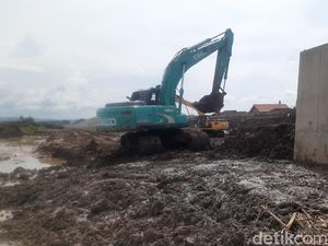 7 Mobil Hanyut Akibat Terseret Banjir Bandang Semarang!