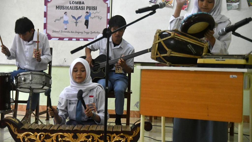 Lomba Bahasa dan Sastra untuk Siswa SMP-SMA Lomba Bahasa dan Sastra untuk Siswa SMP-SMA