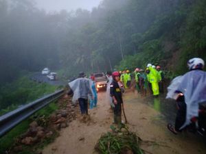Akses Cianjur-Ciwidey Lumpuh Sementara gegara Longsor