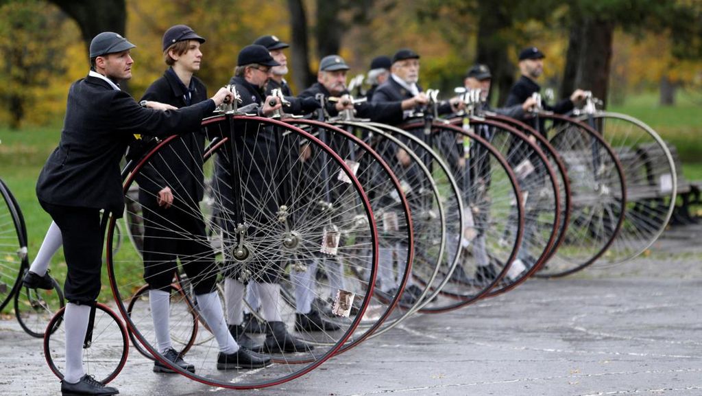 Melihat Atraksi Komunitas Sepeda Antik dari Republik Ceko