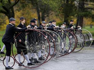 Melihat Atraksi Komunitas Sepeda Antik dari Republik Ceko Melihat Atraksi Komunitas Sepeda Antik dari Republik Ceko