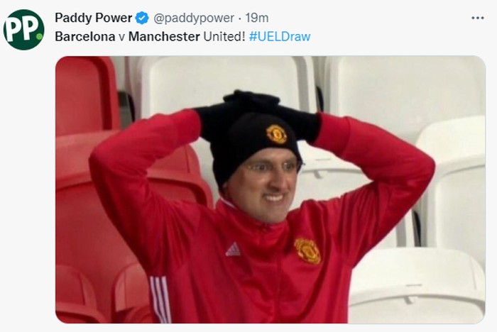 Drawing playoff 16 besar Liga Europa mempertemukan Barcelona vs Manchester United. Meme fans sepakbola bahagia dengan undian tersebut mewarnai media sosial.