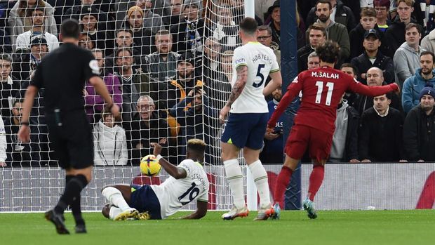 LONDON, ENGLAND - NOVEMBER 06:  (THE SUN OUT,THE SUN ON SUNDAY OUT)  Mohamed Salah of Liverpool scores the first goal  during the Premier League match between Tottenham Hotspur and Liverpool FC at Tottenham Hotspur Stadium on November 06, 2022 in London, England. (Photo by John Powell/Liverpool FC via Getty Images)