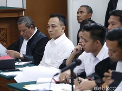 Hakim ke Ricky Rizal: Kamu Kan Ditugaskan Cari Yosua, Kenapa Amankan Senjata?
