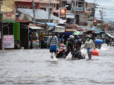 Motor-motor Ini Mogok Gegara Terobos Banjir di Singkawang