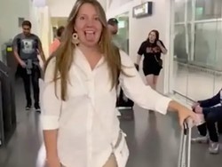 Gara-gara Pakai Legging Warna Kulit, Turis Cantik Ini Dikira Telanjang