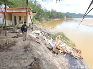 Dampak Abrasi Akibat Cuaca Ekstrem, Bangunan di Pantai Soge Pacitan Ambruk