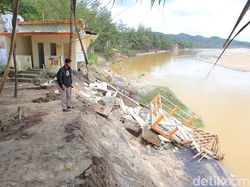 Dampak Abrasi Akibat Cuaca Ekstrem, Bangunan di Pantai Soge Pacitan Ambruk