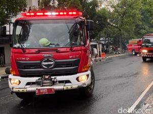 Pawai Sirine Tandai Padamnya Kebakaran Balai Kota Bandung Pawai Sirine Tandai Padamnya Kebakaran Balai Kota Bandung