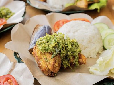 Pedas Nampol! 20 Ayam Cabe Ijo Enak Ada di Sini