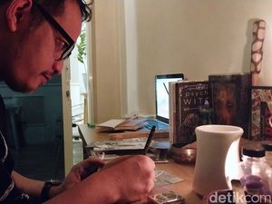 Ngalam Mbois: Donny Hendrawan, Pembuat Kartu Tarot Ketiga di Indonesia