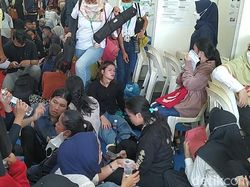 Puluhan Orang Lemas dan Pingsan Berdesakan di Bursa Kerja Batam