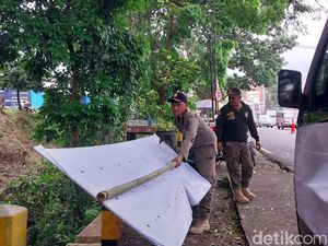 Satpol PP Copot 213 Reklame Ilegal di Kota Batu: Tidak Berizin-Tak Bayar Pajak Satpol PP Copot 213 Reklame Ilegal di Kota Batu: Tidak Berizin-Tak Bayar Pajak