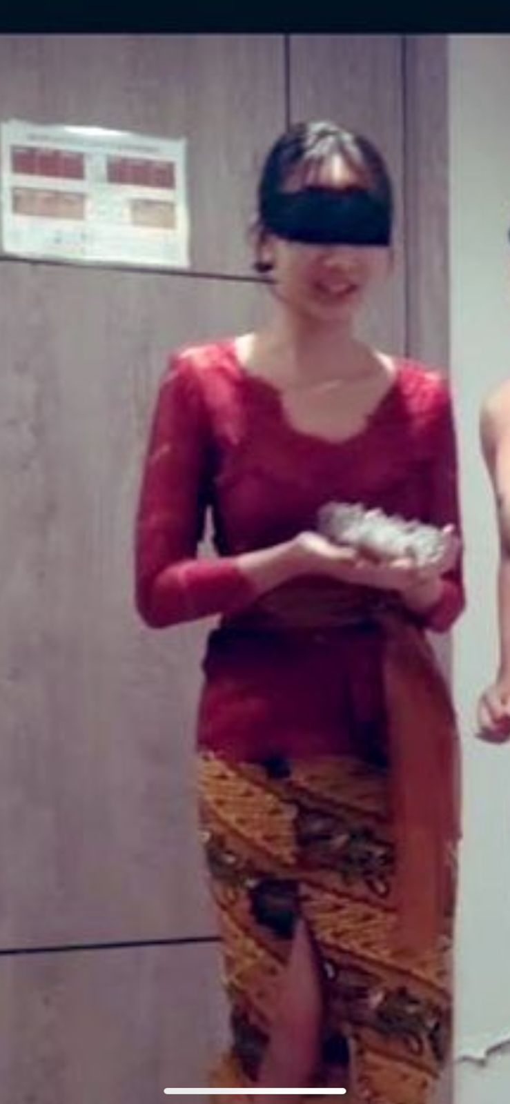 Perempuan Berkebaya Merah