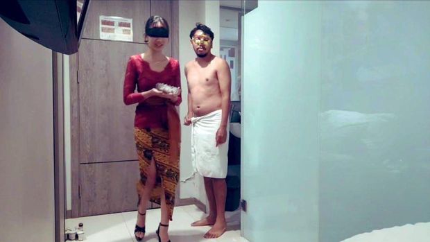 Perempuan Berkebaya Merah