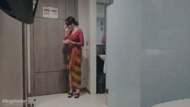 Perempuan Berkebaya Merah