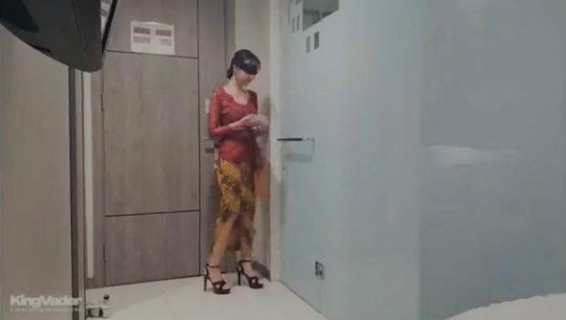 Perempuan Berkebaya Merah