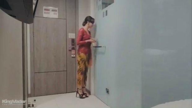 Perempuan Berkebaya Merah
