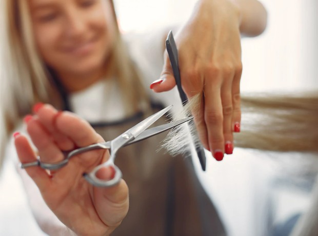 Potong rambut secara teratur/foto: freepik.com/prostooleh Potong Rambut Secara Teratur